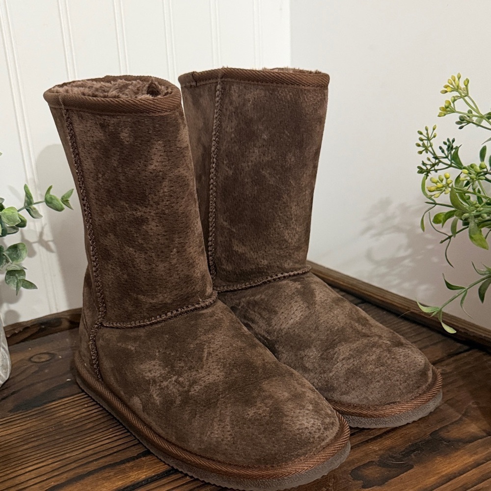 New no box Lamo Chocolate Brown Suede Footwear